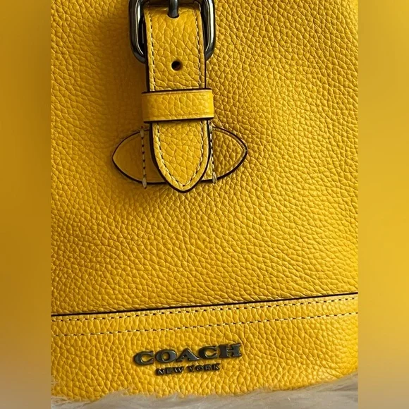 CB929 - Coach Hudson Small Pack - Picture 4 of 13